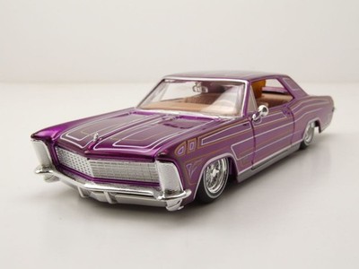 Buick Riviera  Lowrider 1965 lila Modellauto 1:24 Maisto