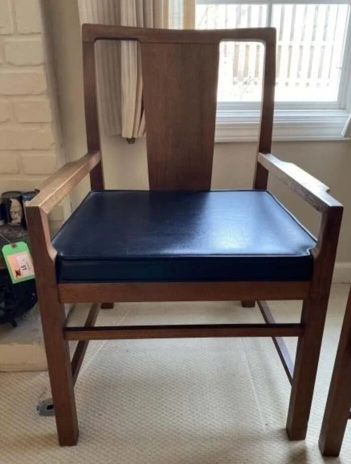 Silla de comedor HIBRITON de nogal asiento acolchado de vinilo negro respaldo curvo #1 Foto 3 de 4