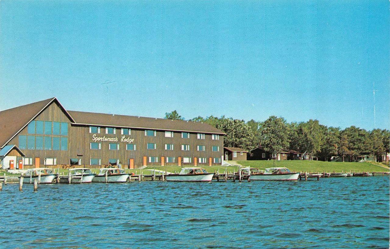 BAUDETTE, MN Minnesota SPORTSMAN'S LODGELake Of The Woods ROADSIDE