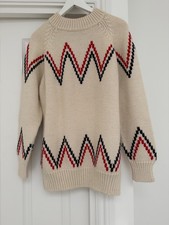 Maison Kitsune Beżowy krem z czerwonymi niebieskimi zygzakami 100% alpaki rozmiar L