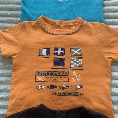 Timberland & Hugo Boss Paquete X 5 Edad 1-3 Meses 3 Prendas para el torso 1 Pantalones Cortos y 1 Sudadera con Capucha - Imagen 5 de 8