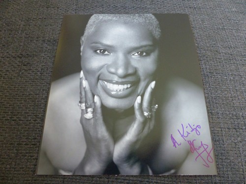 ANGELIQUE KIDJO autografo firmato su immagine 20x25 cm di persona LOOK