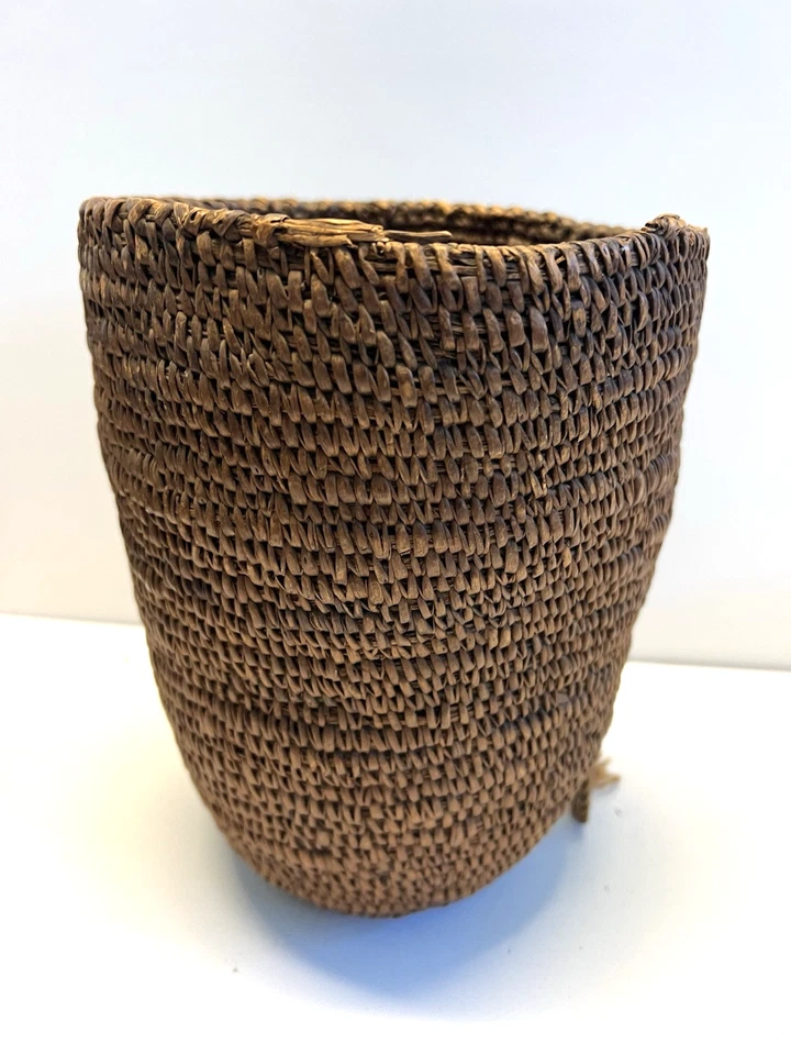 Antigua cesta de bayas Salish de indios nativos americanos; cedro enrollado; finales de 1890 Foto 2 de 4