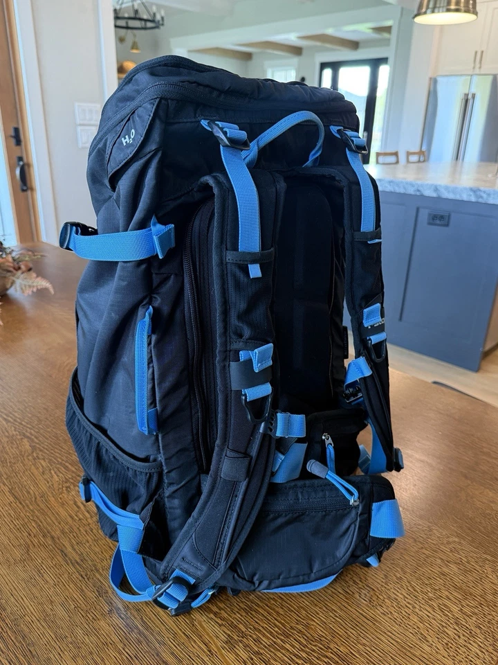 Mochila fotográfica F-Stop Loka Ultra Light 37L (negro/azul) + UCI poco profunda MED Foto 3 de 4