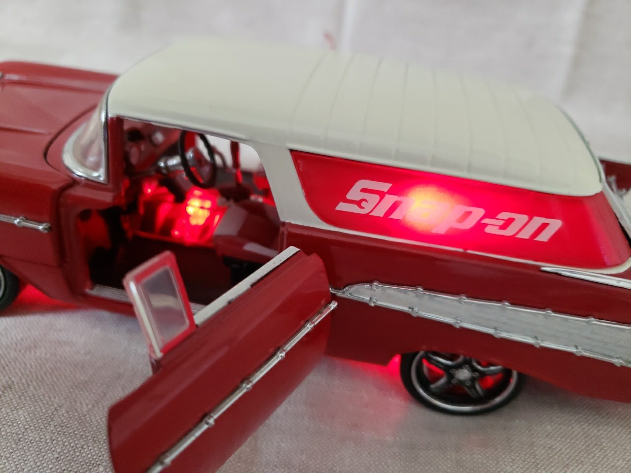 SNAP-ON GLO-MAD CUSTOM ST ROD 1957 Chevy Nomad 1:24 Crown Premiums Diecast