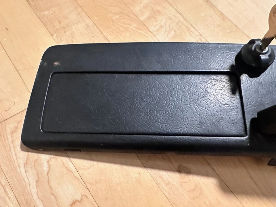 SAAB 95/96 1969-1974 negro con guantera de metal V4 tapa de tablero con mango de soporte con llave Foto 3 de 4