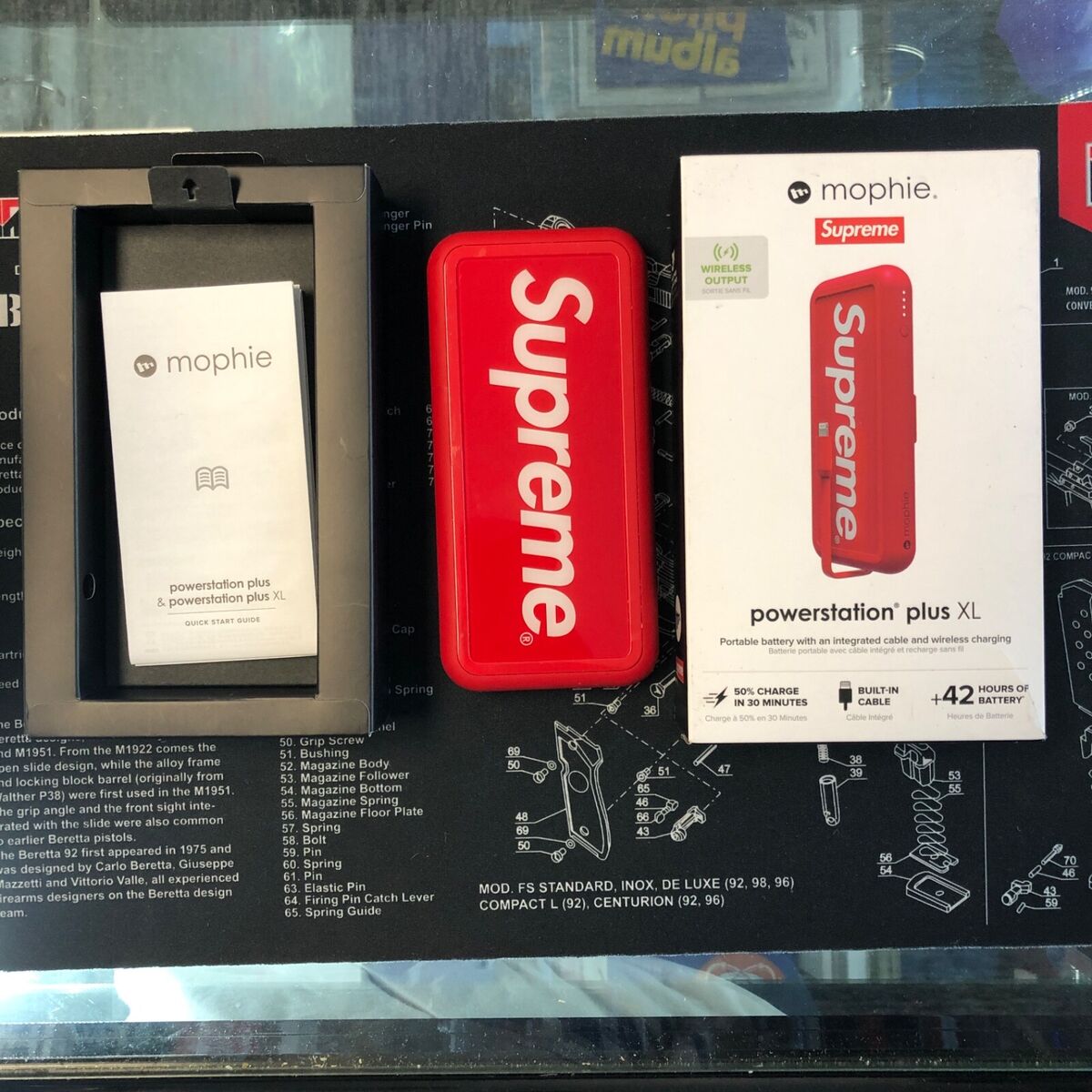 Supreme Mophie Powerstation Plus XL Red PSP-WRLS-PD 8000 mAh Supreme Mophie Powerstation Plus XL Red PSP-WRLS-PD 8000 mAh