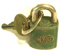 Vintage ILCO Padlock with key, Green Lock.   WORKS!