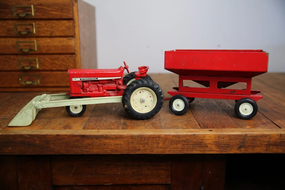 Vintage International Harvester ERTL Metal Loader Tractor Farm toy 1/16 Trailer - Image 2 of 4