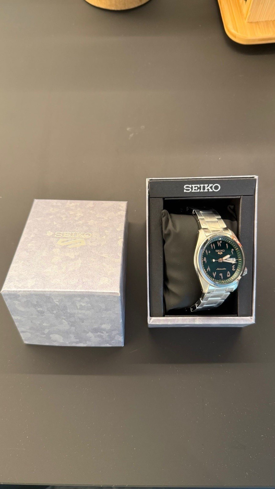 Seiko Arabic Dial Green SRPH49K1 montre homme automatique à offrir pour un anniversaire