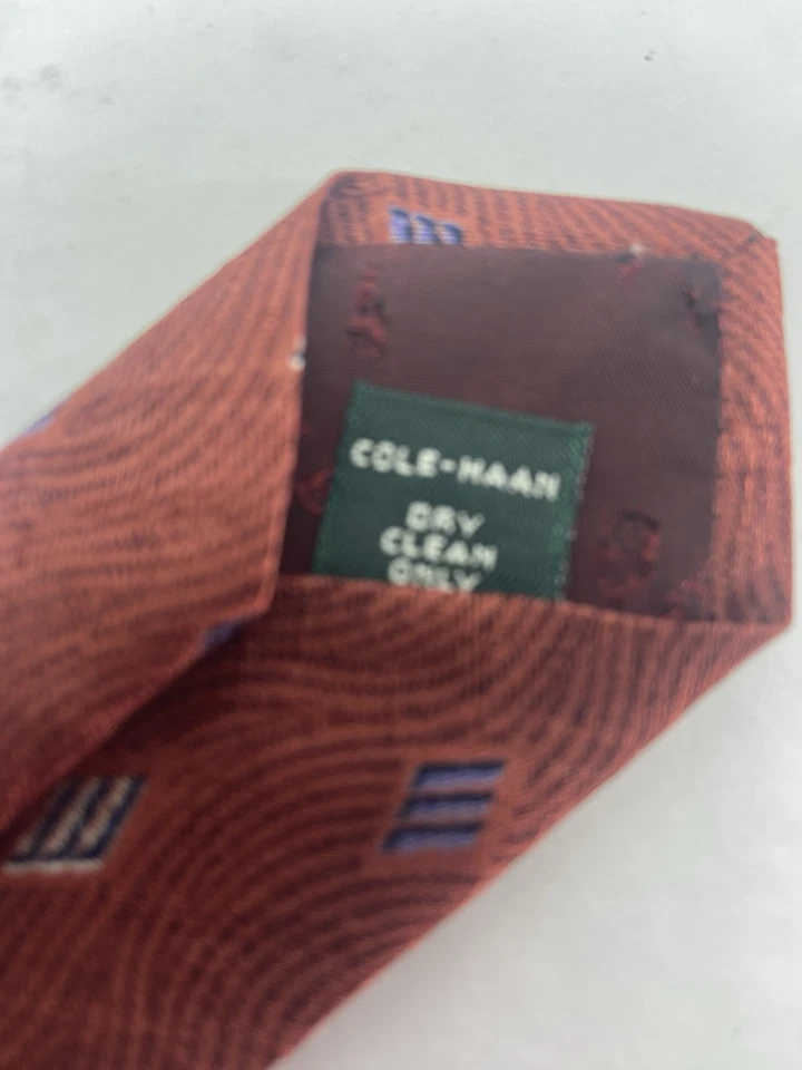 Gravata de seda masculina vintage Cole Haan padrão vermelho e diamante Repp 58” - Imagem 4 de 4