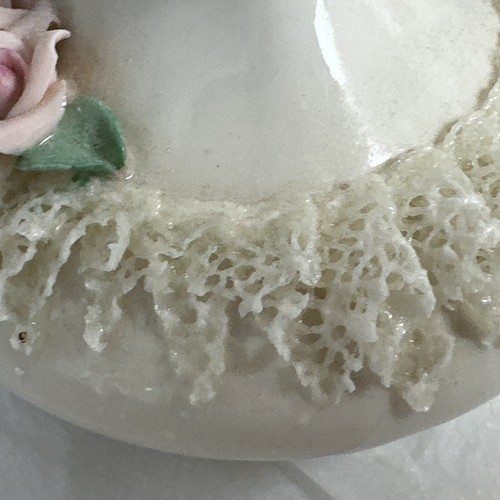 Vintage porcelain vase with applied delicate porcelain lace and roses - Picture 5 of 16