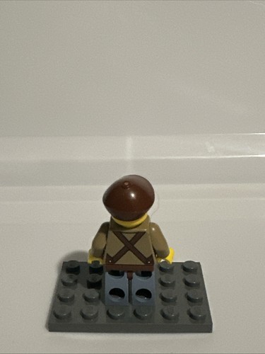 Lego Minifig Lodge Owner HOL328 - Picture 2 of 3