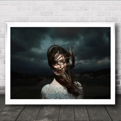 Der Tag Portrait draußen draußen Wind windig Haare wehen Wandkunstdruck