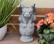 Frostfeste Steinfigur Gargoyle auf Kugel 29 cm Gartenfigur Steinguss