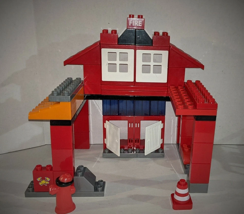 BEST-LOCK JUNIOR FIRE STATION RESCUE SET WITH FIRE TRUCKS & AMBULANCE - Image 3 of 4