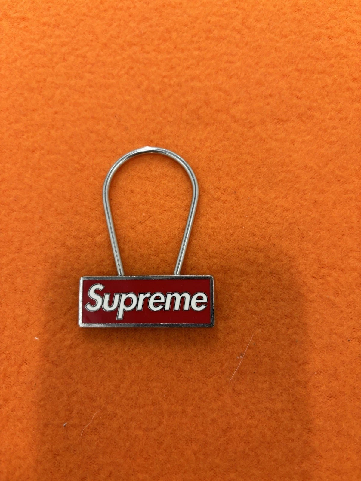 PORTE CLÉS CLIP ROUGE SUPRÊME LOGO BOÎTE FW15. RARE. 