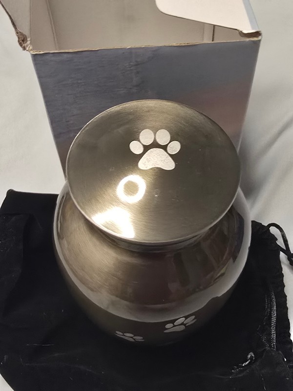 PCS Pet Urn 7" tall      NIB