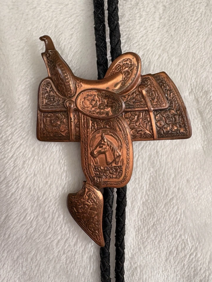 Corbata Bolo Rodeo Days años 50 Back In The Saddle de cuero y cobre Foto 4 de 4