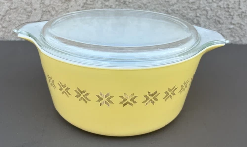 VTG Pyrex Yellow  With Lid, Cross Stitch Town & Country 1.5 Quart  # 474-B