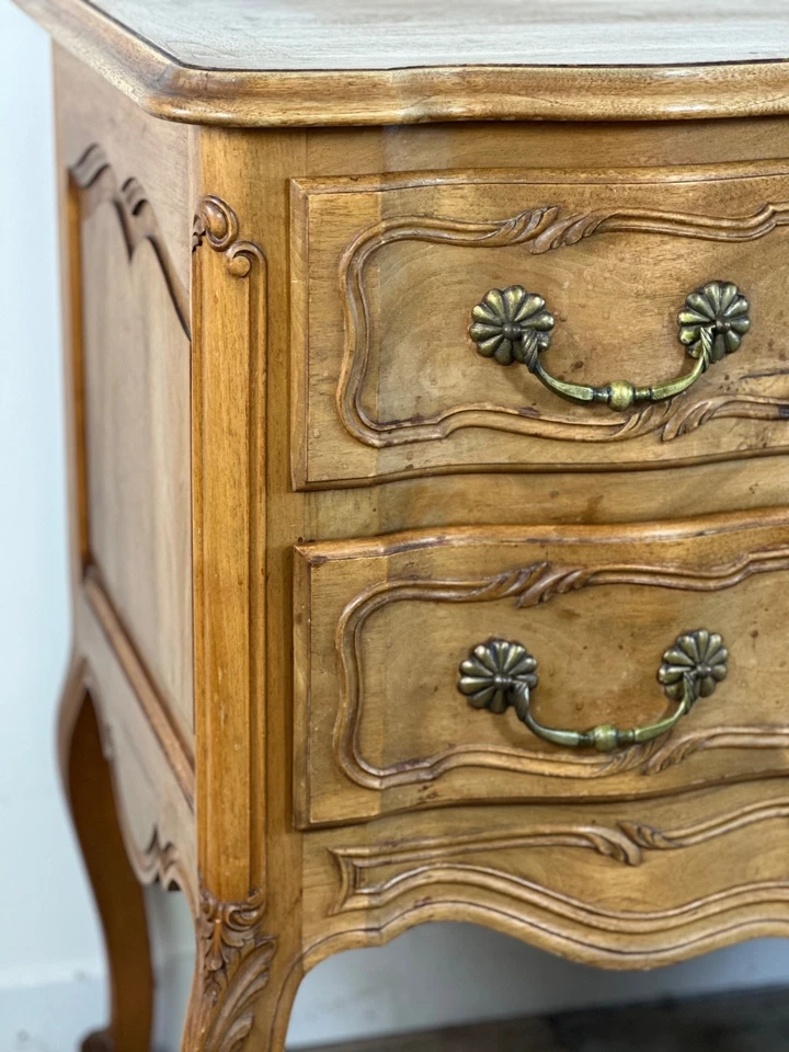 Commode de style Louis XV en bois sculpté - Photo 4/4