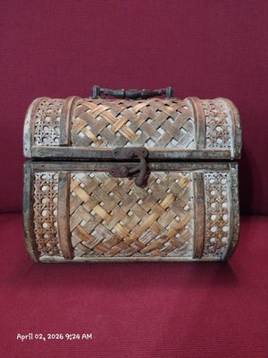 Woven Rattan Treasure Chest Box Trinkets Or Storage With Metal Latch. Sz In Pics