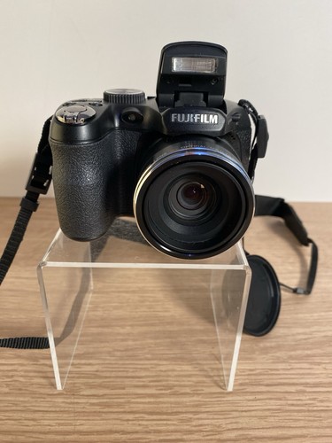 Fujifilm FinePix S1600 12.2MP Digital Bridge Camera 15x Zoom Boxed Kit 4GB SD - Picture 8 of 19