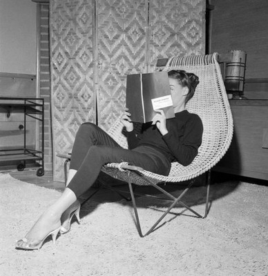 Mary Tyler Moore whose identity is never revealed in the progr- 1959 Old Photo 1