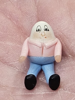 VINTAGE ARTISAN MADE HUMPTY DUMPTY FOR MINIATURE DOLLHOUSE