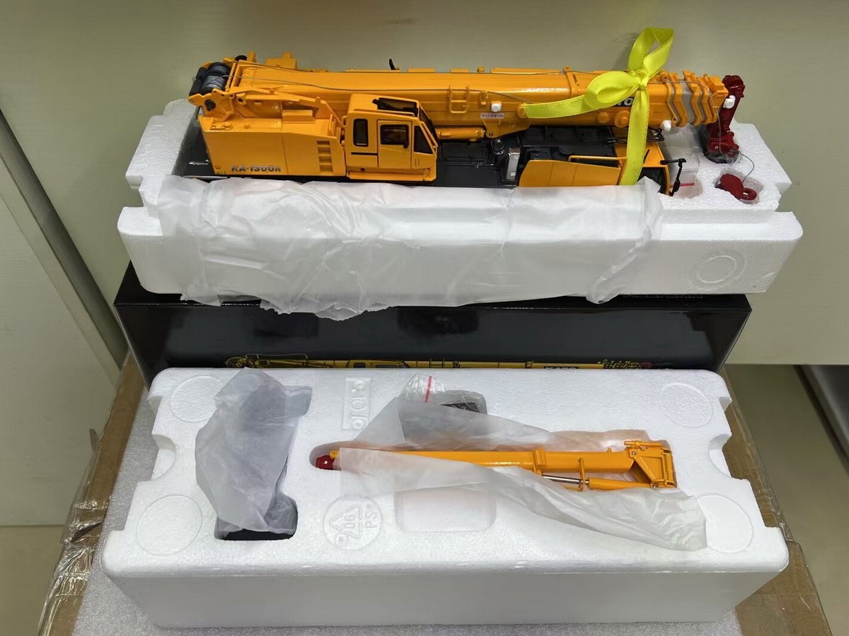 1/50 KATO KA-1300R Automobile Crane Engineering Mechanical