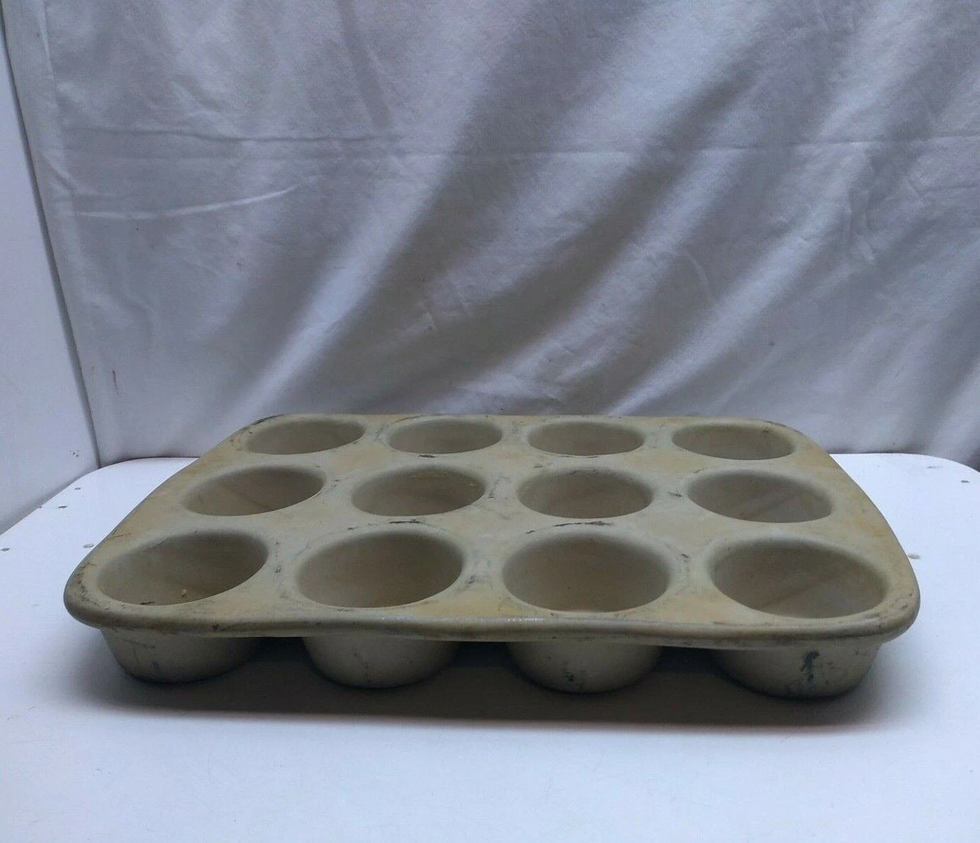 The Pampered Chef Baking Family Heritage Stoneware 12-Cupcake Muffin Pan Sheet