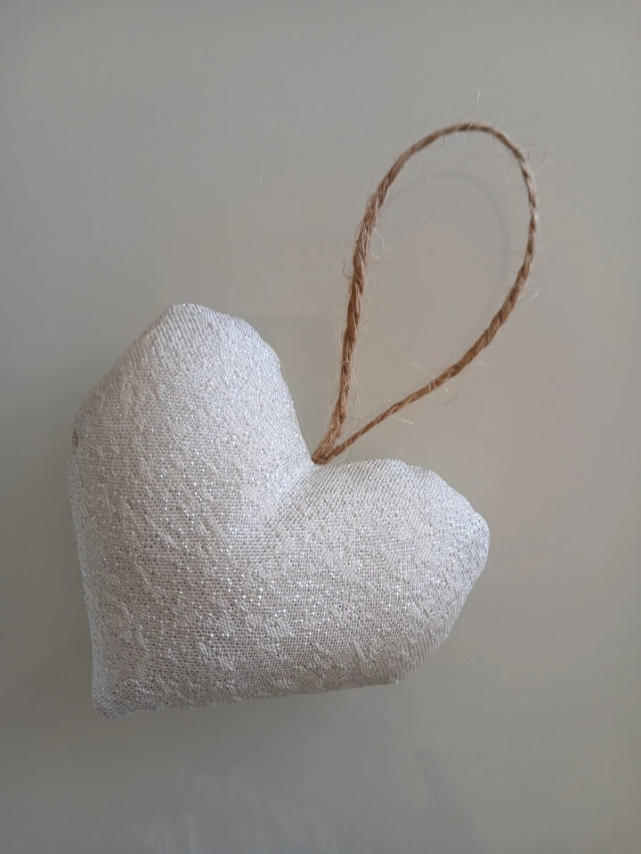 Cuori decorativi Natalizi in tessuto argento da appendere Set 7 decorazioni  - Immagine 3 di 3