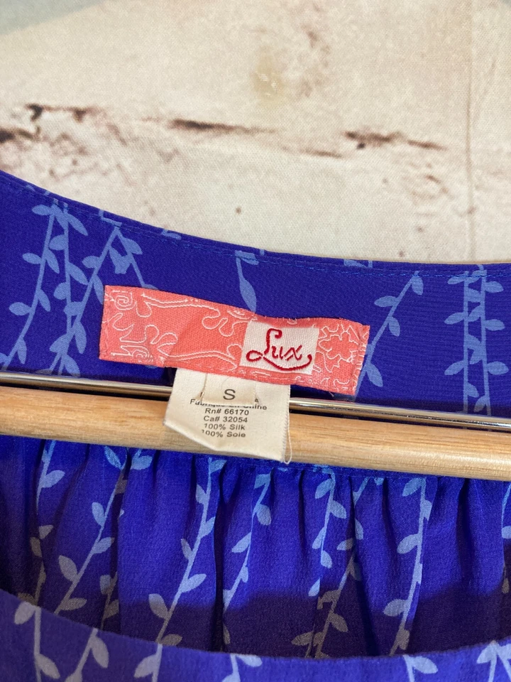 Lux Top 女式小号丝绸钴蓝色花卉藤蔓 3/4 袖流畅轻便 — 第 4/4 张图片