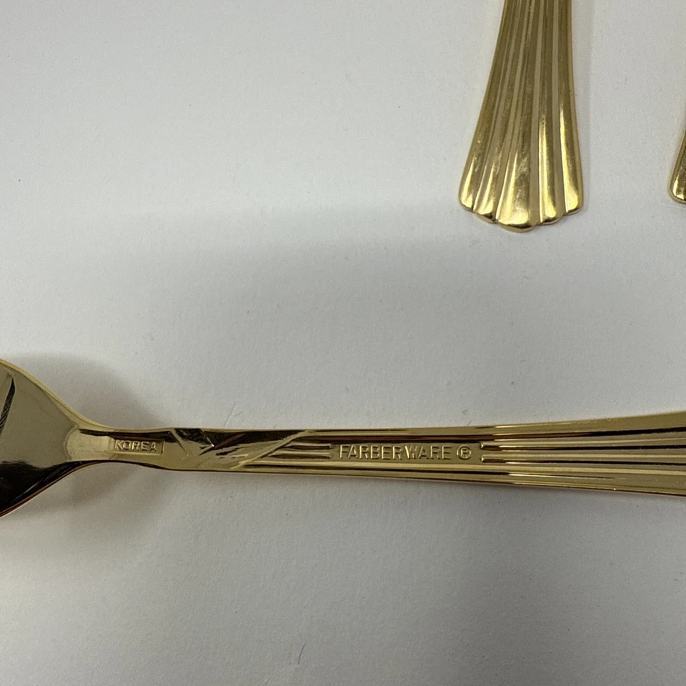 Juego de 4 tenedores de ensalada Farberware Chambord chapados en oro hechos en Corea Foto 4 de 4