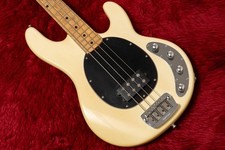 Ernie Ball Music Man StingRay 3EQ E-Bass weiß 4,275 kg