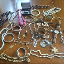 Lot bijoux fantaisie métaux mixtes : colliers, bracelets et perles multicolore