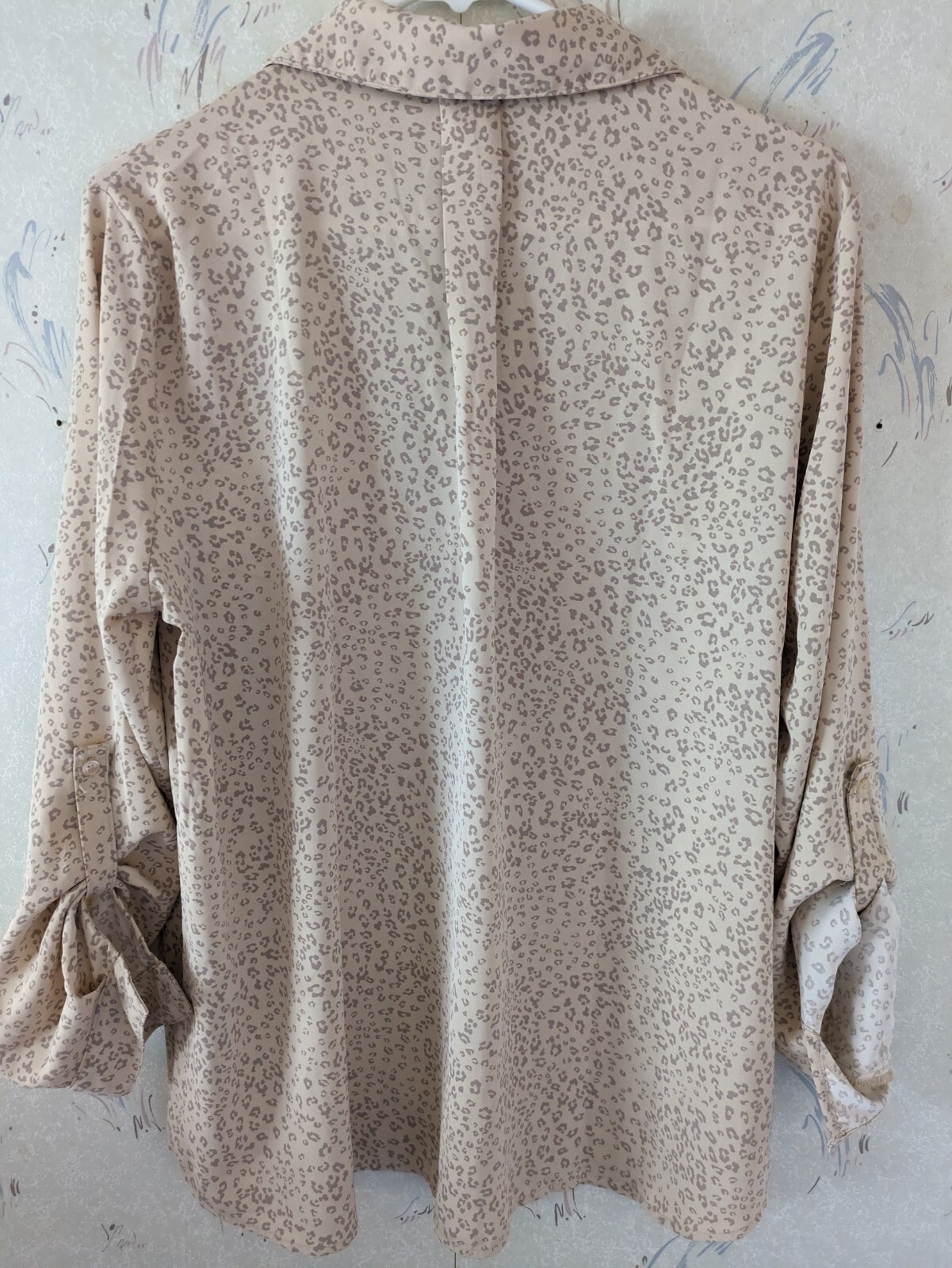 Olive and Oak Women's XL Ivory Cream Cheetah Print Roll Tab Button Blouse