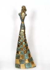 Giuliano Ottaviani, Donna in abito a scacchi, scultura in bronzo con patina, signa