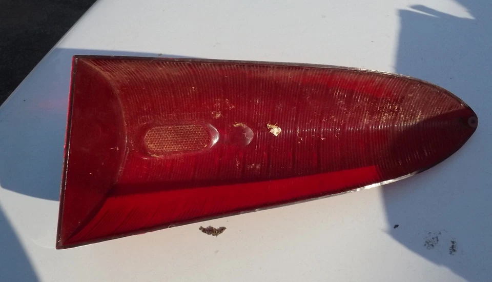 Lente de luz trasera derecha Chrysler 1957 Glo-Brite 364 1689932 New Yorker 300 NORS Foto 4 de 4