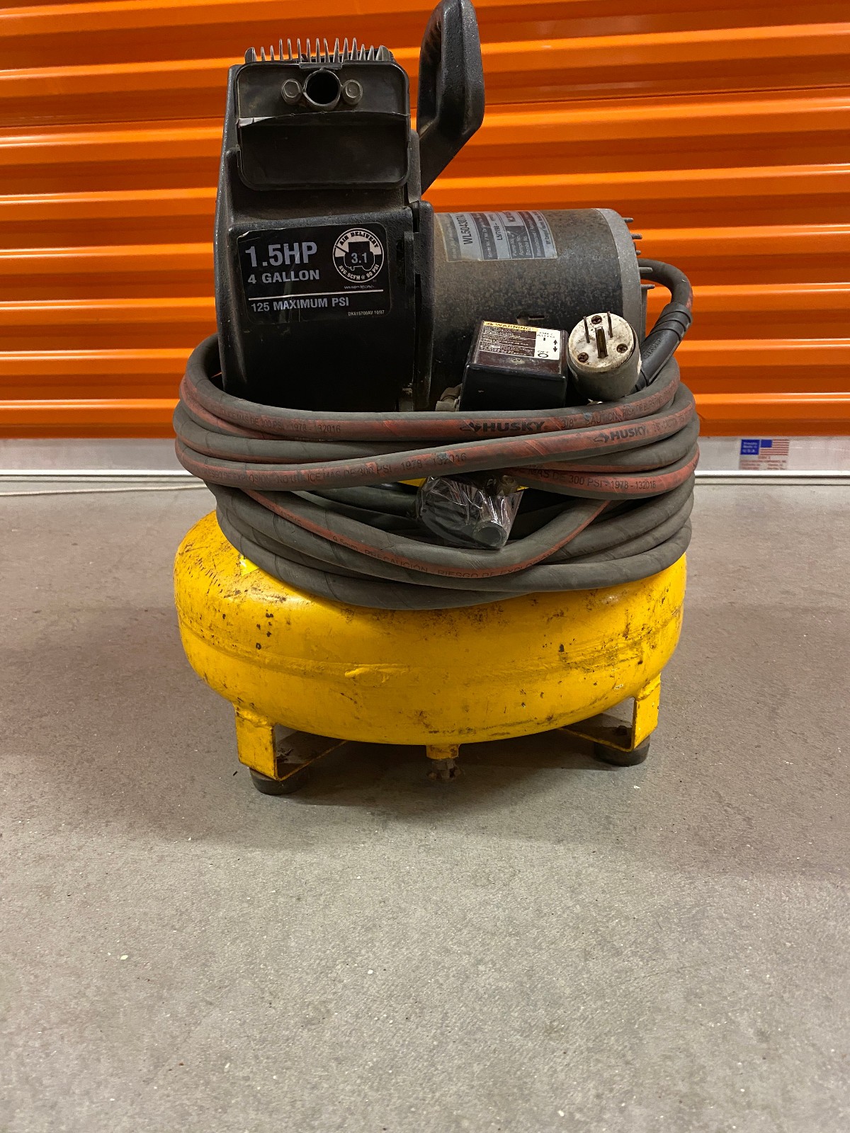 Campbell Hausfeld, 4 Gallon 125 PSI Pancake Air Compressor (