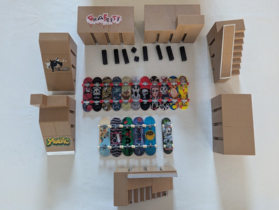 Tech Deck Lot of 17 Skateboards & Many Ramps (33 Total Pieces)
