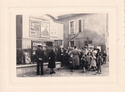 Photo - France People in Front of Cinema ''C'est la faute de Grisbi'' - 1950s