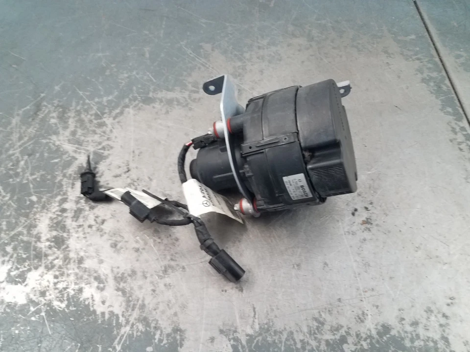 2009 梅赛德斯 AMG C 63 次级气泵 #72909 X5 — 第 2/4 张图片