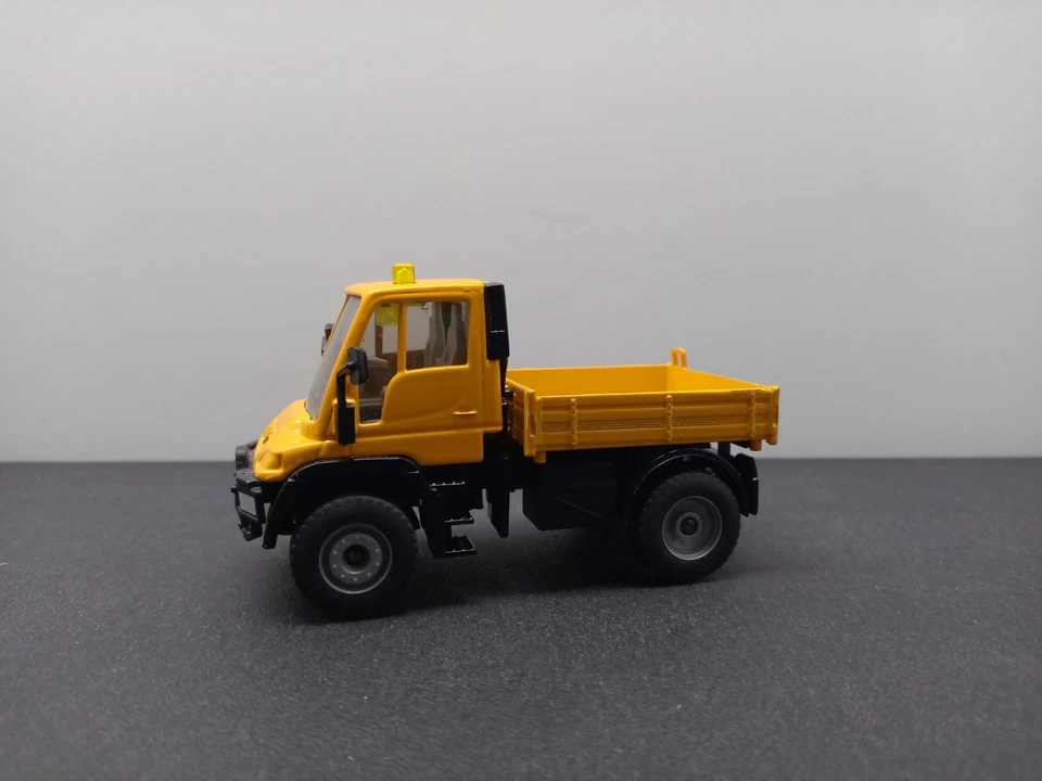 SIKU 1:50 Mercedes Unimog orange Modellauto  - Bild 4 von 4