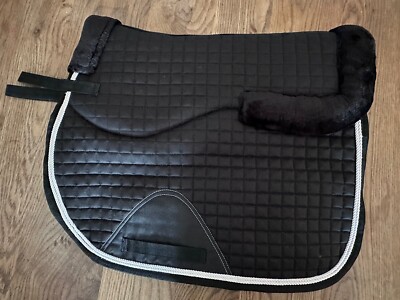 Halbgefütterte flauschige Schabracke Pad Full Size schwarz/schwarz Fell maschinenwaschbar