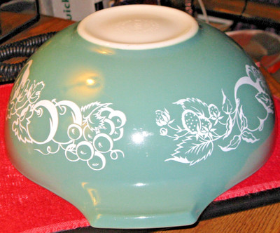 PYREX PROMOTIONAL SALAD PATTERN LARGE 4 QUART VINTAGE NESTING MIXING BOWL