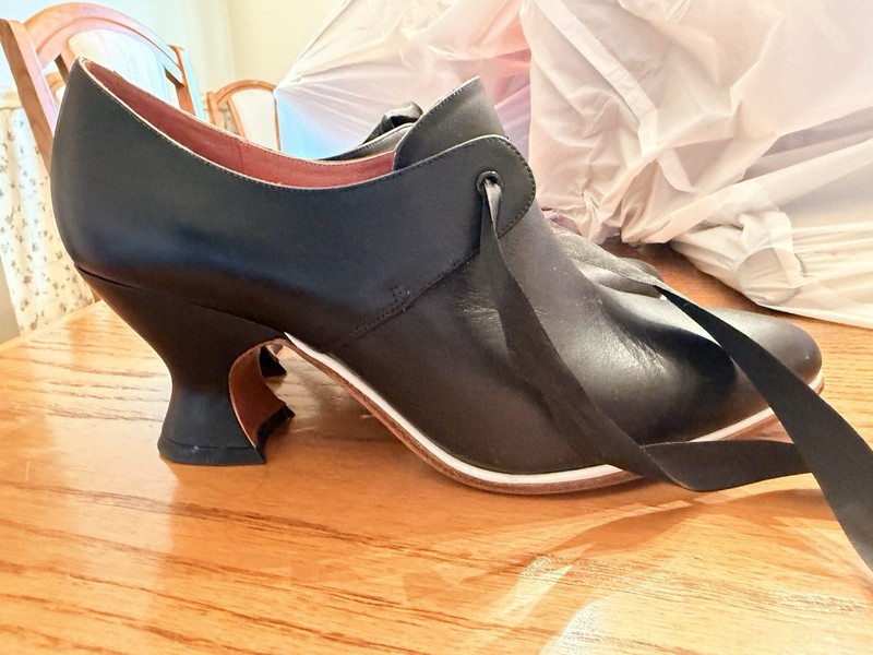 American Duchess Women’s Black Leathe Shoes Ribbon Lace-Up Size 9	