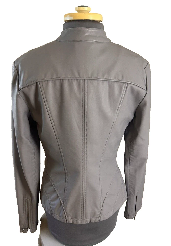 Chaqueta para mujer Guess gris pequeña de cuero sintético liso cuello mandarín moto Foto 3 de 4