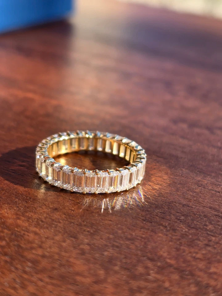 Alianza de boda de eternidad completa de moissanita esmeralda de 6 quilates de oro amarillo sólido de 10 k talla 6 Foto 2 de 4