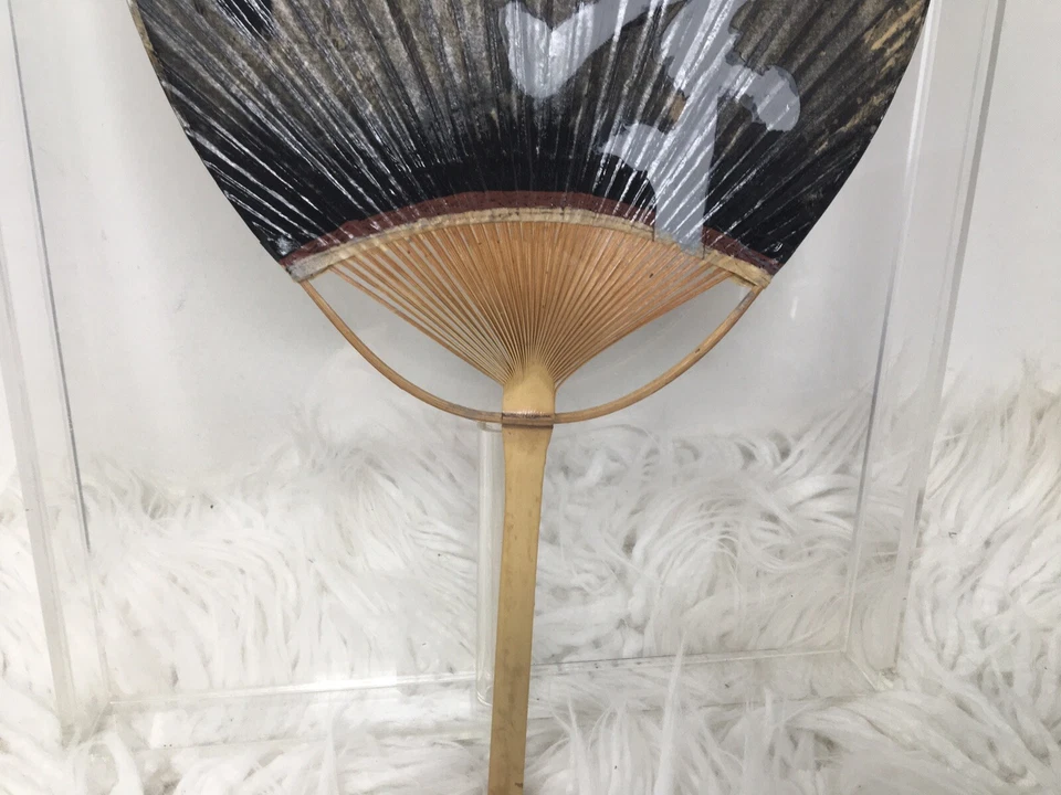 Antiguo abanico plano japonés Uchiwa de colección mango de bambú arte pintado en estuche Foto 4 de 4
